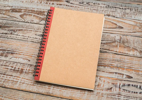 Notebook em branco simular no fundo de madeira  . — Fotografia de Stock