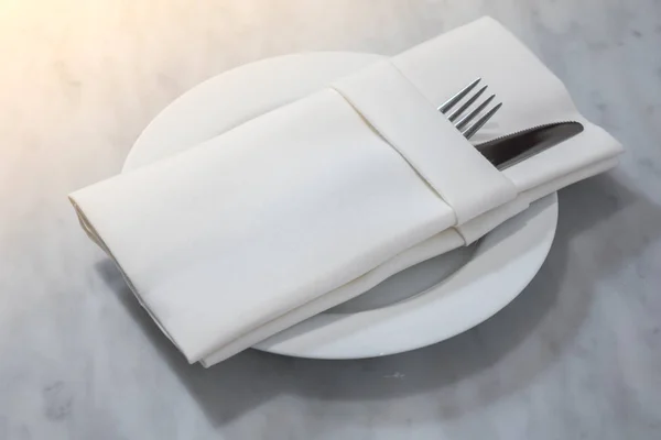 Appuntamenti a tavola forchetta, coltello, cucchiaio, tovagliolo di seta su tappetino di bambù — Foto Stock