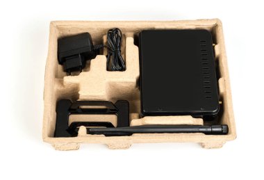 Beyaz arkaplanda kablosuz yönlendirici .