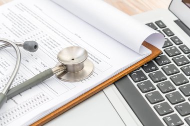 Steteskop ve reçete laptop