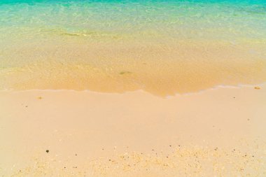 Güzel tropikal Maldivler ada beyaz kumlu plaj ve se ile