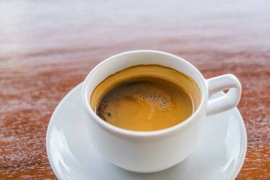 ahşap masa üzerinde beyaz fincan kahve .