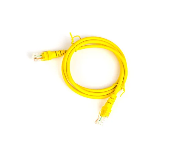 Cable de red amarillo en blanco  . — Foto de Stock