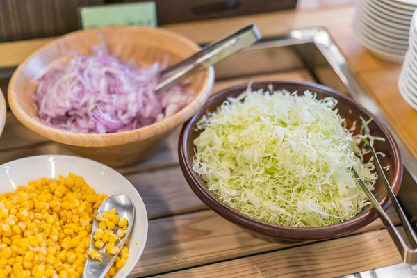 Salate am Buffettisch im Restaurant . — Stockfoto