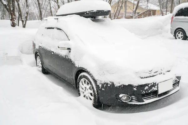 冬天被白雪覆盖的汽车 . — 图库照片