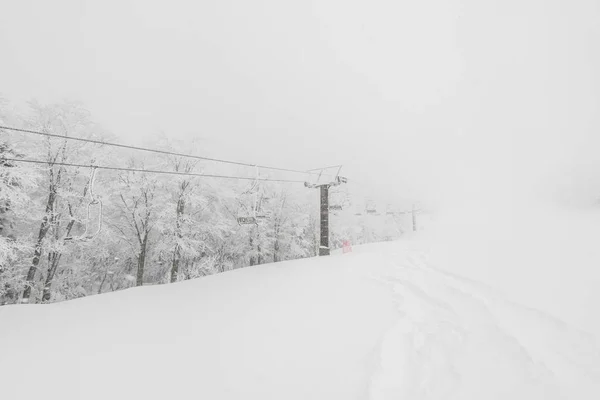 Skiheis over snøfjell i skianlegg  . – stockfoto