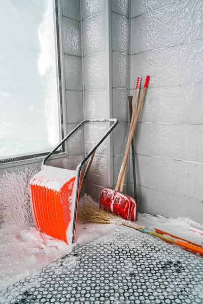 Oranje sneeuwruimen. Schop in sneeuw . — Stockfoto
