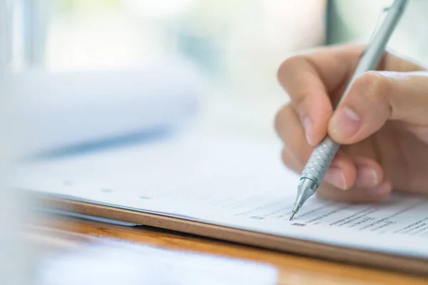 Hand mit Stift über Bewerbungsformular . — Stockfoto