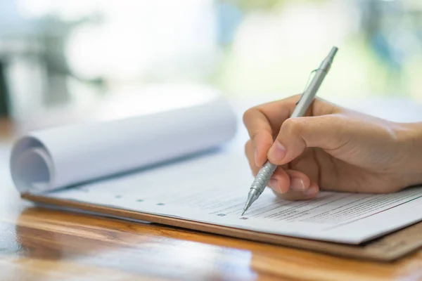 Mano con pluma sobre formulario de solicitud  . — Foto de Stock