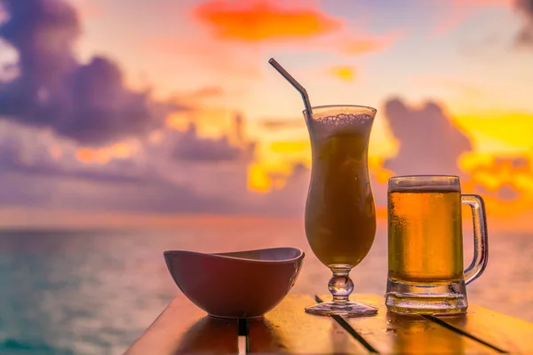 Um copo de cerveja com a bela ilha tropical das Maldivas  . — Fotografia de Stock