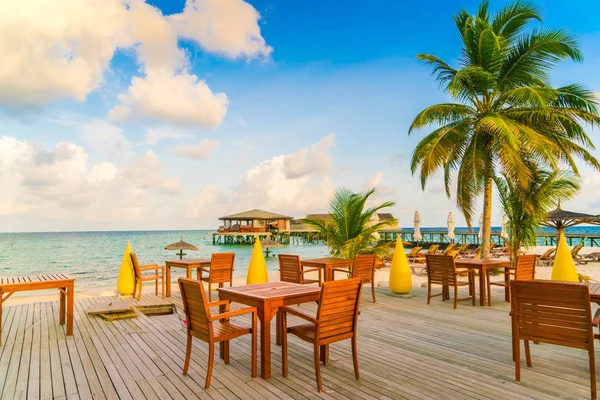 Mesa y sillas en el restaurante en la isla tropical de Maldivas  . — Foto de Stock