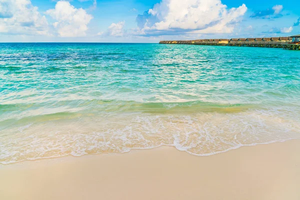 Hermosas villas de agua en la isla tropical de Maldivas en el Sunris — Foto de Stock