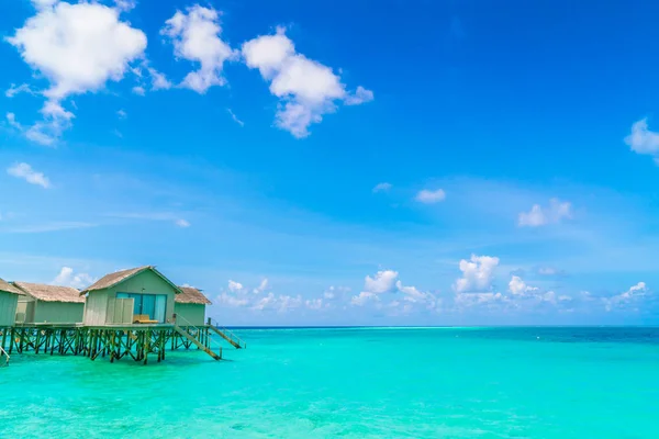 Hermosas villas de agua en la isla tropical de Maldivas   . — Foto de Stock