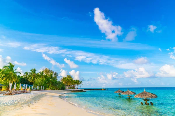 Pięknej tropikalnej wyspie Malediwy z piaszczystą plażą i se — Zdjęcie stockowe