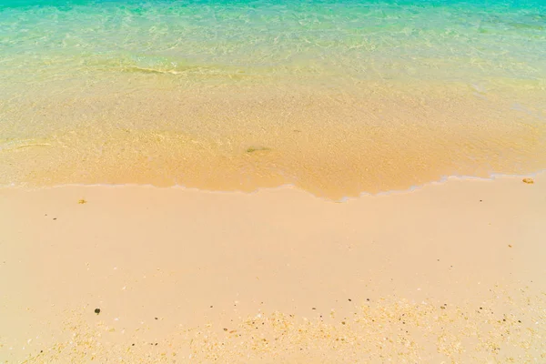 Bela ilha tropical de Maldivas com praia de areia branca e se — Fotografia de Stock