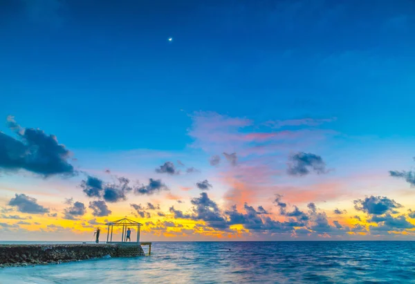 Hermosa puesta de sol con el cielo sobre el mar tranquilo en las Maldivas tropicales es — Foto de Stock