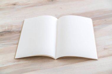 Katalog, dergi boş, sahte ahşap arka plan üzerinde kitap