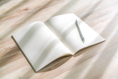 Katalog, dergi boş, sahte ağaç adam üzerinde kalem ile kitap