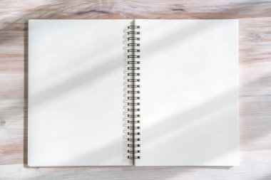 Boş defter ahşap arka plan üzerinde sahte kadar