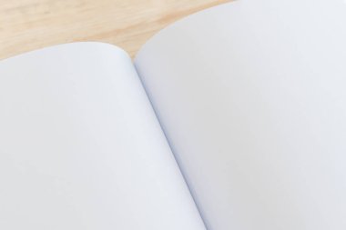 Katalog, dergi boş, sahte ahşap arka plan üzerinde kitap