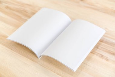 Katalog, dergi boş, sahte ahşap arka plan üzerinde kitap