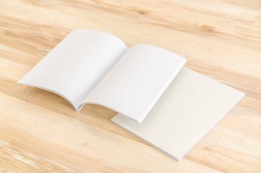 Katalog, dergi boş, sahte ahşap arka plan üzerinde kitap