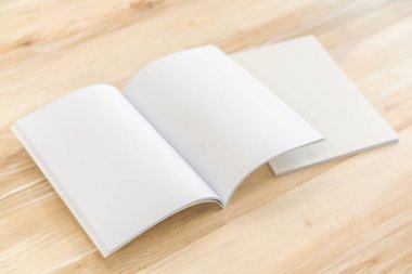 Katalog, dergi boş, sahte ahşap arka plan üzerinde kitap