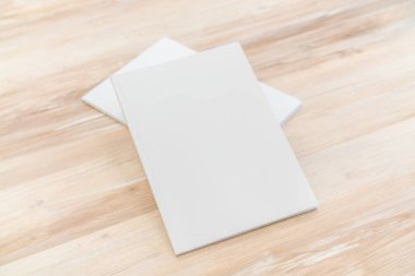 Katalog, dergi boş, sahte ahşap arka plan üzerinde kitap