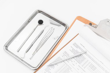 Diş araçları, ekipman ve beyaz arka plan üzerinde diş grafik