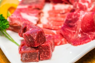 Pişmemiş çiğ et. .