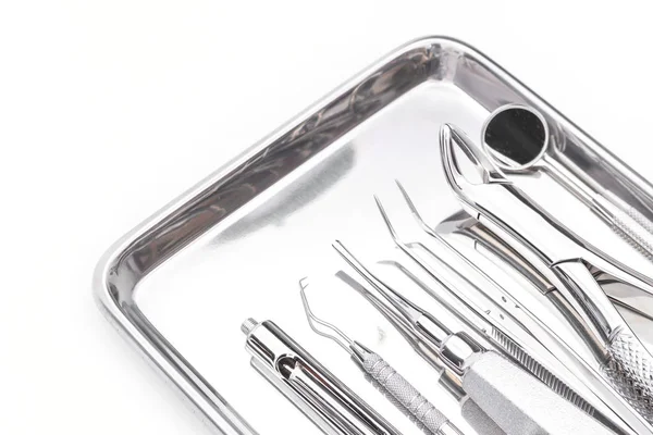 Dental verktyg och utrustning på vit bakgrund — Stockfoto