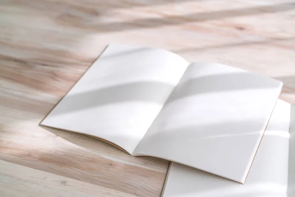 Catalogo in bianco, riviste, libro finto su fondo legno — Foto Stock