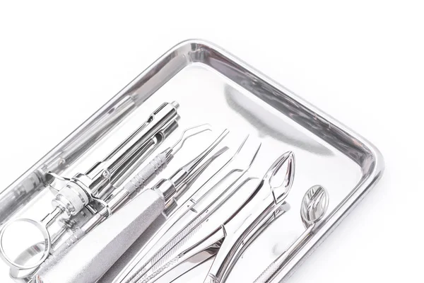 Dentální nástroje a vybavení na bílém pozadí — Stock fotografie