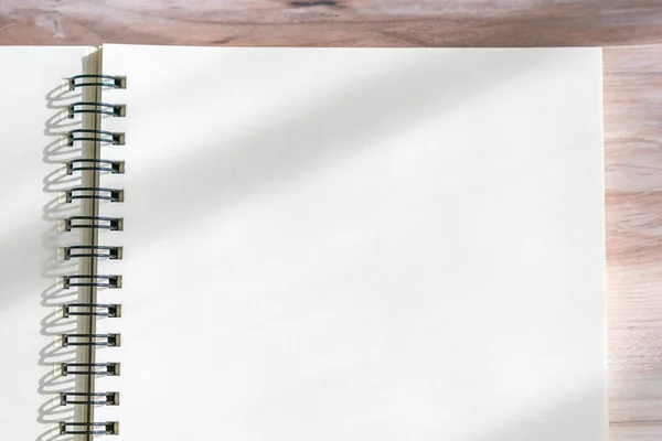 Leere Notizbuch-Attrappe auf Holz-Hintergrund — Stockfoto