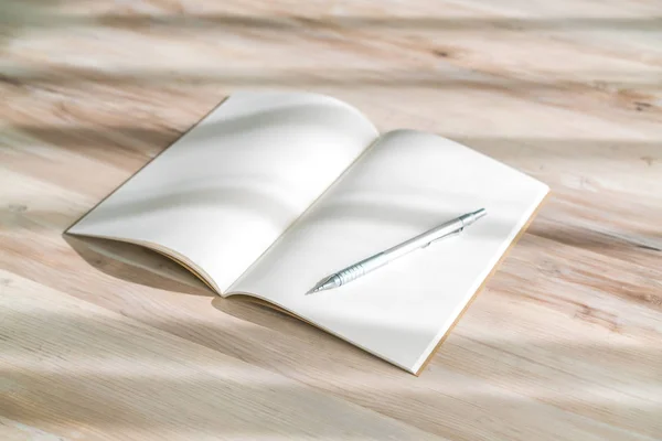 Catalogo in bianco, riviste, libro mock up con penna su legno backgroun — Foto Stock
