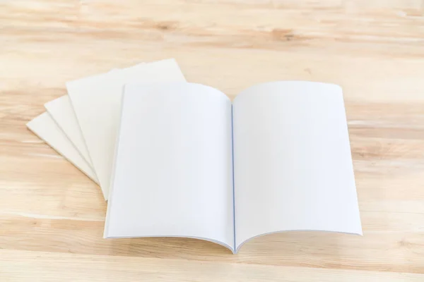 Catalogo in bianco, riviste, libro finto su fondo legno — Foto Stock