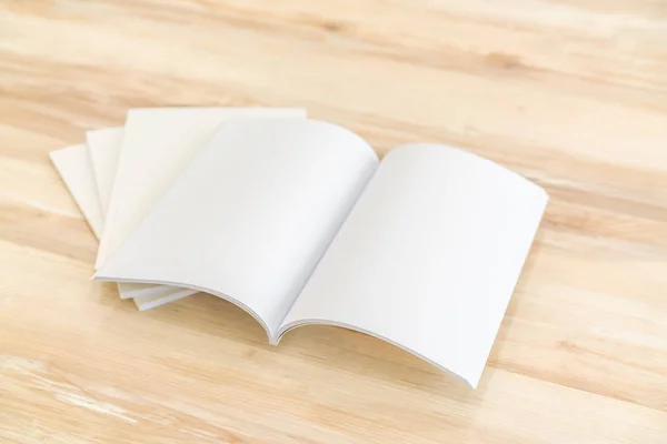 Catálogo em branco, revistas, livro mock up sobre fundo de madeira — Fotografia de Stock
