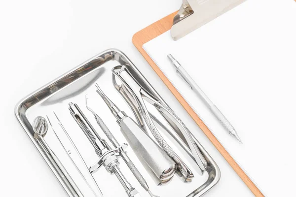 Dental verktyg, utrustning och dental diagram på vit bakgrund — Stockfoto