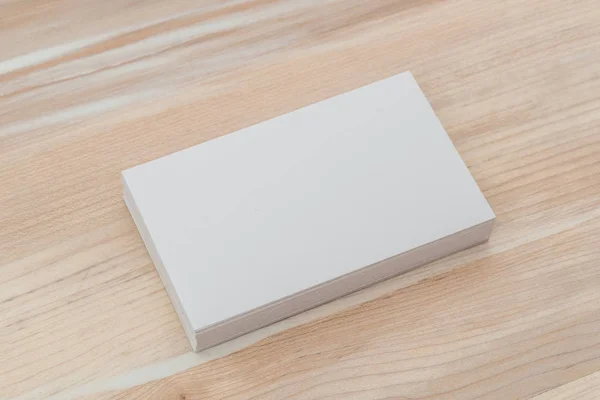 木製のテーブルの上のビジネス カード — ストック写真