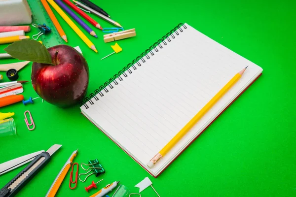 Materiale scolastico sulla lavagna verde "Ritorno a scuola — Foto Stock