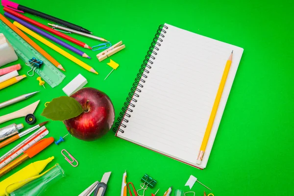 "Başa okul arka plan yeşil kara tahta üzerinde okul malzemeleri — Stok fotoğraf