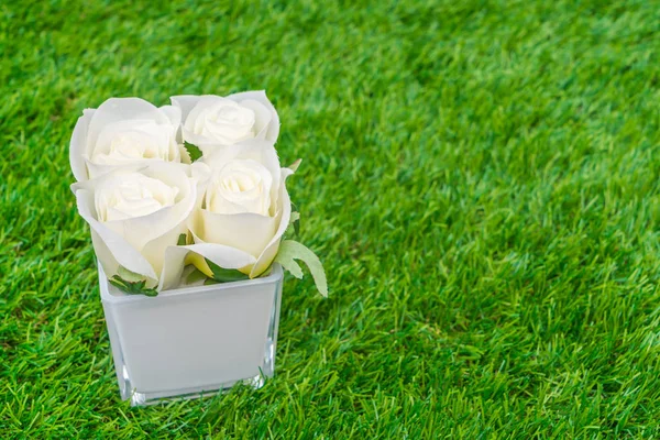 Hermosa de flores artificiales sobre hierba —  Fotos de Stock