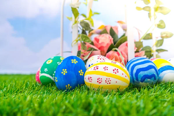 Huevos de Pascua con flor artificial sobre hierba verde fresca — Foto de Stock