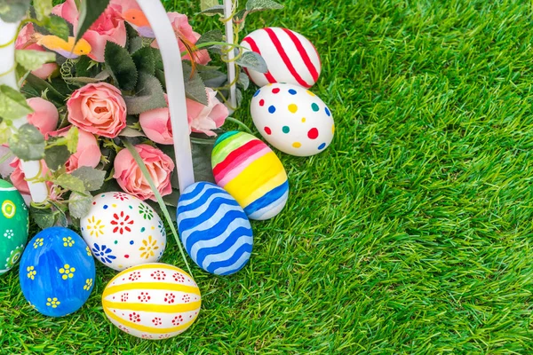 Easter eggs with artificial flower on Fresh Green Grass — Stock Photo, Image