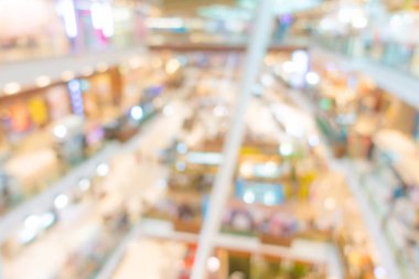 İnsanlar alışveriş merkezinde bulanıklık .