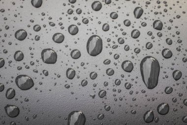 Su üzerinde siyah blackground damla .