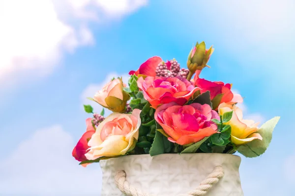Prachtige kunstbloemen over blauwe hemel — Stockfoto