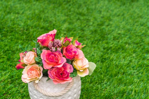 Hermosa de flores artificiales sobre hierba —  Fotos de Stock