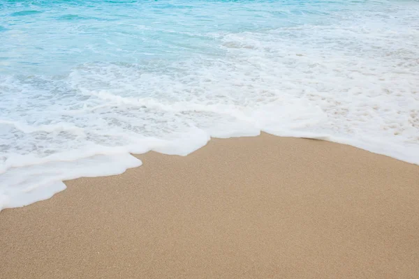 Strand und tropisches Meer . — Stockfoto