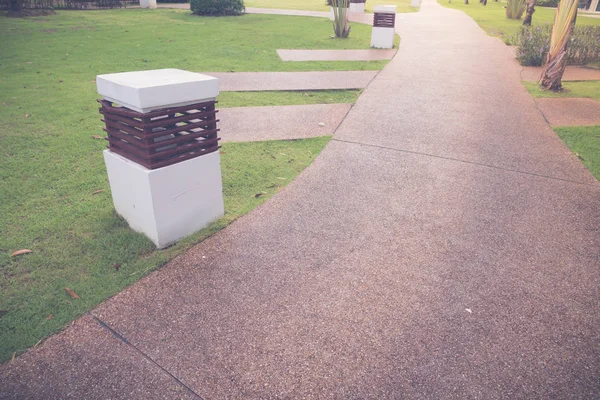 O Caminho no parque com grama verde. (Imagem filtrada p — Fotografia de Stock